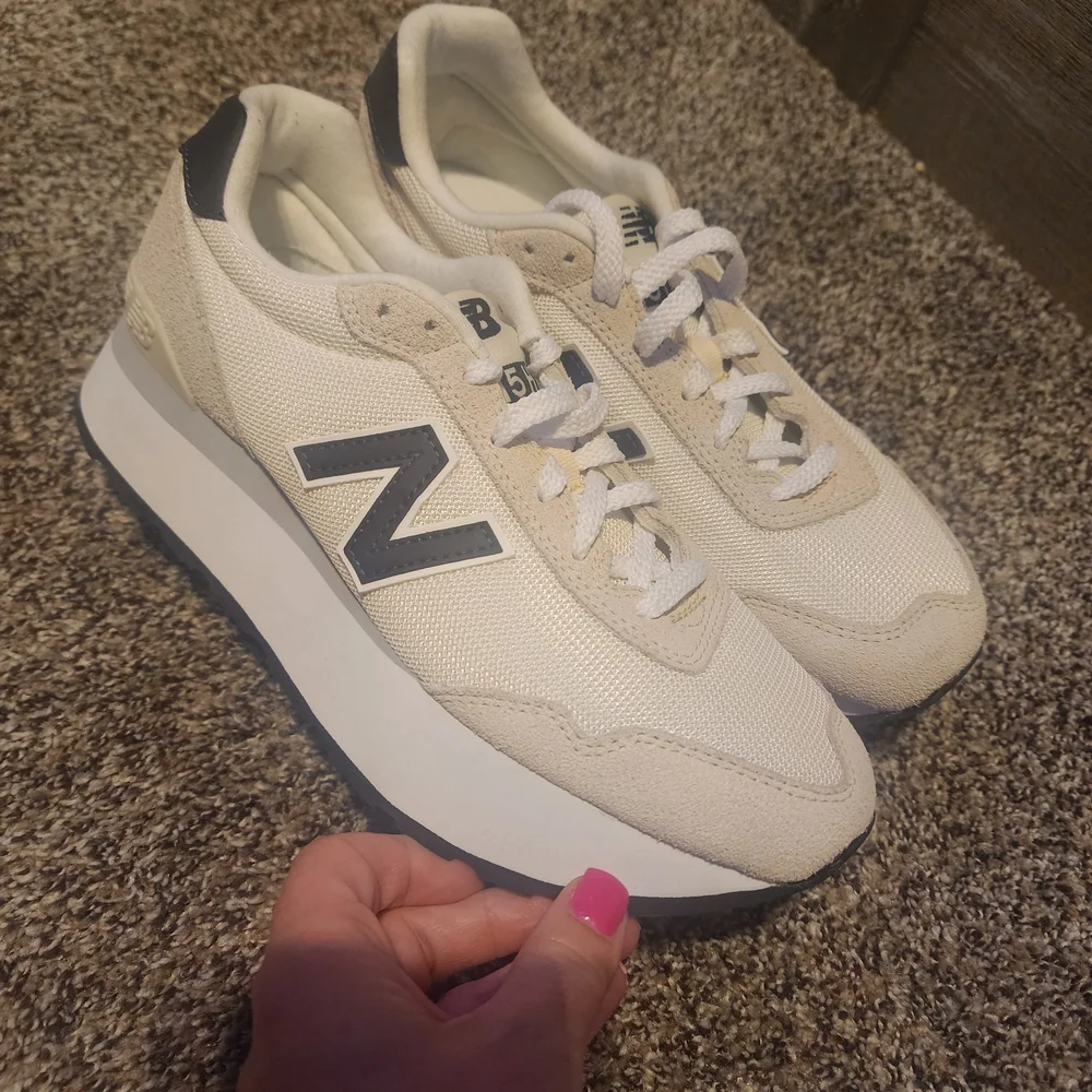 New Balance Cream/Black 515 Retro Runner Sneakers - Picture 2 of 5